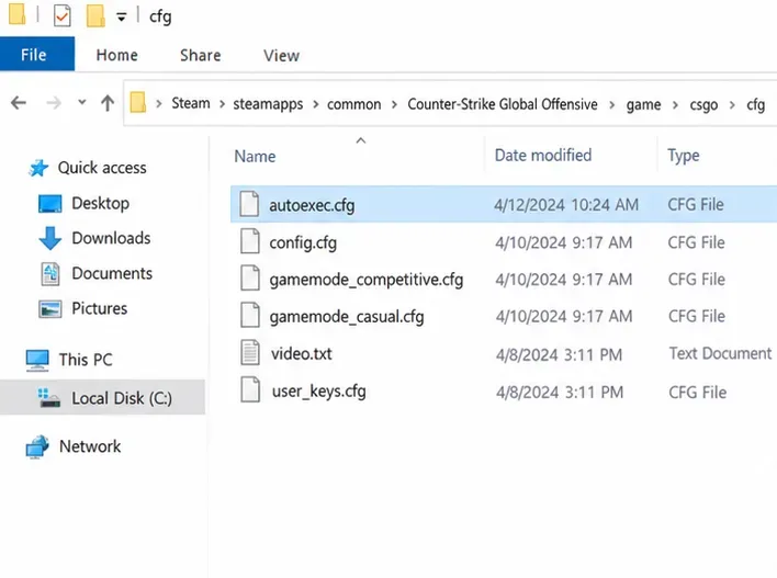 Le dossier cfg de Counter-Strike 2 dans l'Explorateur de fichiers Windows avec autoexec.cfg sélectionné.