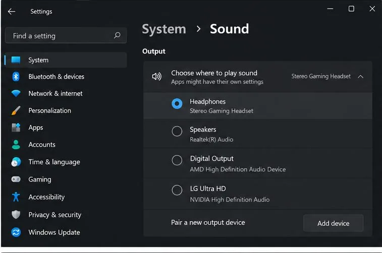 Maqueta ilustrativa de la configuración de sonido de Windows 11 con unos auriculares estéreo para juegos seleccionados como dispositivo de salida.