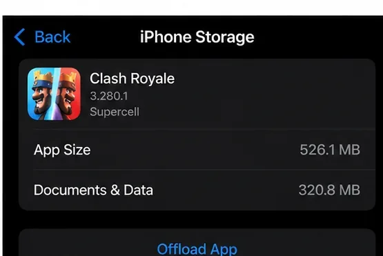 Pantalla de Clash Royale al estilo del almacenamiento del iPhone que muestra la opción Descargar aplicación.