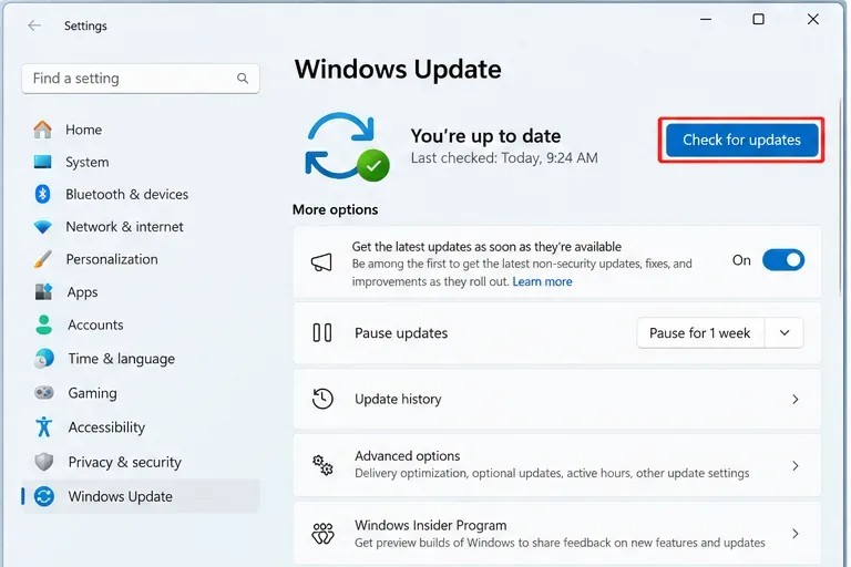 Página de Windows Update de Windows 11 con el botón "Buscar actualizaciones" resaltado.