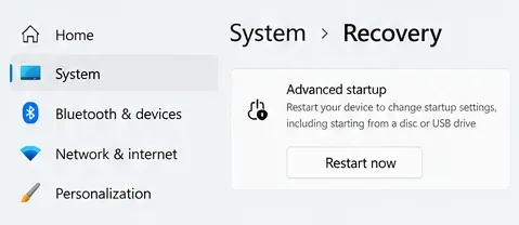 Windows 11 설정 복구 페이지에서 고급 시작 메뉴 아래에 있는 "지금 다시 시작" 버튼이 표시됩니다.