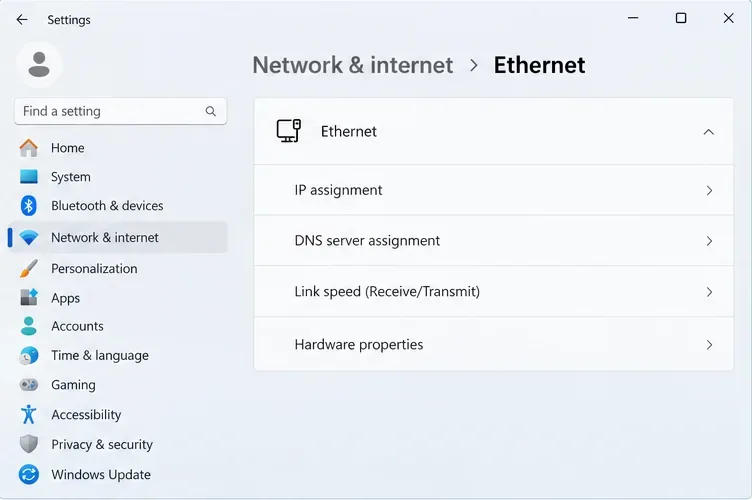 Écran des paramètres de Windows 11 affichant Réseau et Internet et la page des paramètres Ethernet.