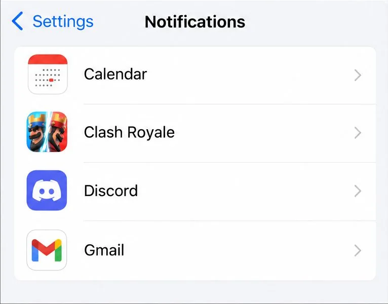 Liste des notifications de l'iPhone avec Clash Royale parmi les applications affichées.