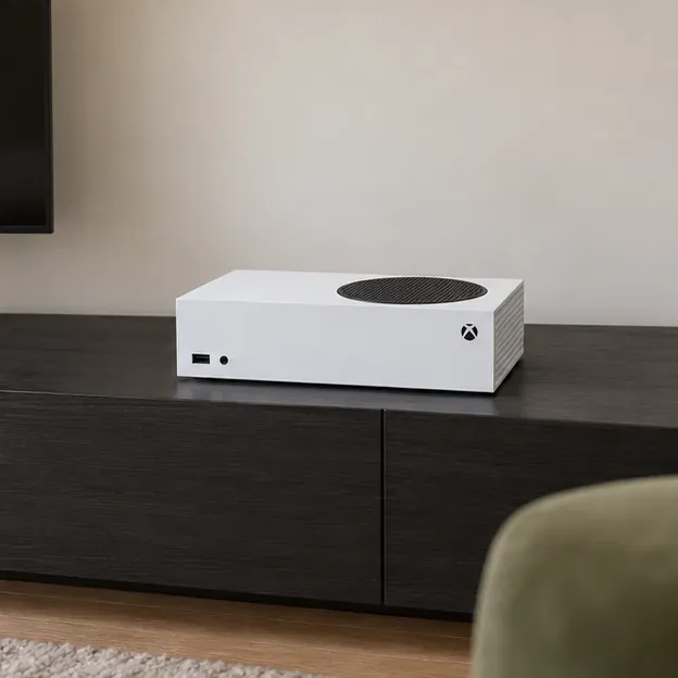 เครื่องเล่นเกม Xbox Series S สีขาววางในแนวนอนบนชั้นวางอุปกรณ์มีเดีย โดยให้ช่องระบายอากาศทรงกลมสีดำหันขึ้นด้านบน