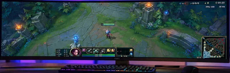 จอเกมมิ่งขนาดใหญ่แสดงแผนที่เกม MOBA ที่คมชัดและมีสีสันสดใส รวมถึงแผนที่ย่อที่มองเห็นได้ชัดเจน