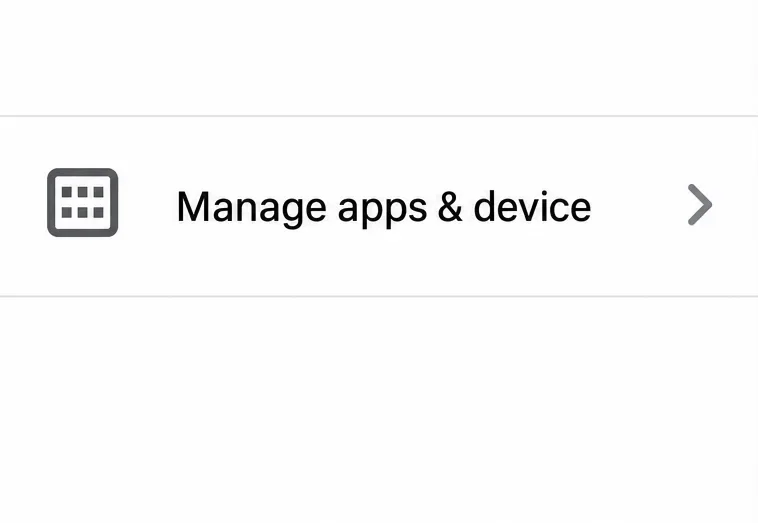 รายการในเมนู Google Play ที่มีชื่อว่า "จัดการแอปและอุปกรณ์"