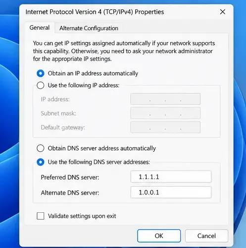 หน้าต่างคุณสมบัติ IPv4 พร้อมที่อยู่ DNS ของ Cloudflare ที่ป้อนไว้คือ 1.1.1.1 และ 1.0.0.1