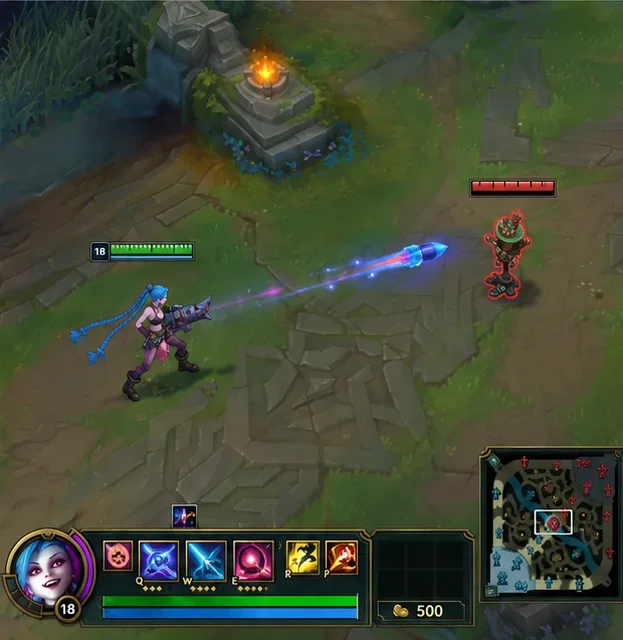 League of Legends practice scene with a champion, target, ability bar, and minimap